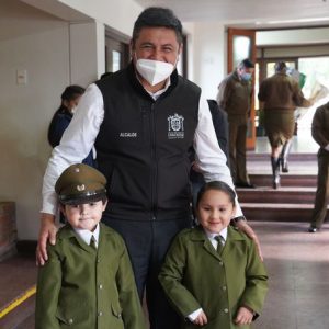 ALCALDE Y ESTUDIANTES ENTREGAN SALUDO EN EL DÍA DEL CARABINERO