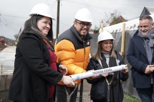 Lee más sobre el artículo PRIMERA PIEDRA MEJORAMIENTO ÁREAS VERDES CERRO CASTILLO.